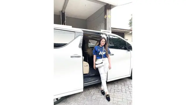6 Potret Via Vallen Pakai Jersey Manchester United, Makin Cantik Saja