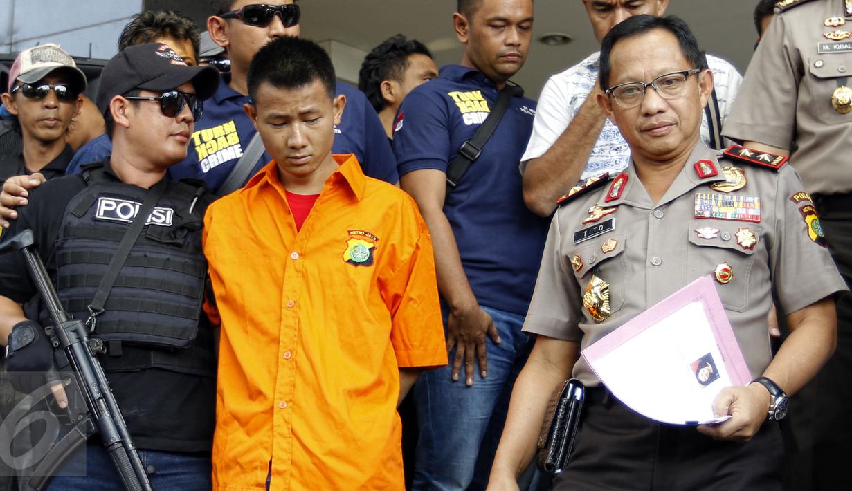 Kapolda Metro Jaya, Irjen Tito Karnavian (kanan) saat rilis penangkapan pelaku pembunuhan warga negara Jepang di halaman Mapolda Jakarta, Jumat (11/9/2015). (Liputan6.com/Yoppy Renato)