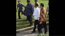 Jokowi dan Ahok tampak berbincang-bincang santai sambil berjalan keliling di Istana Merdeka, Jakarta, (22/10/14). (Liputan6.com/Herman Zakharia)