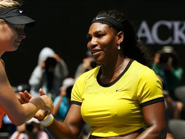 Petenis putri asal Rusia, Maria Sharapova (kiri) berjabat tangan dengan petenis Amerika Serikat, Serena Williams pada perempat final turnamen tenis Australia Open 2016 di Melbourne Park (26/1). Williams Kalahkan Sharapova 6-4, 6-1. (REUTERS/Tyrone Siu)