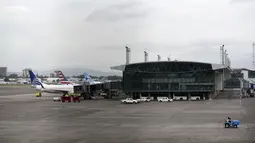 Bandara internasional La Aurora tutup akibat abu vulkanik dari letusan gunung Fuego di Guatemala City, Minggu (3/6). Gunung berapi yang berada sekitar 40 km di barat daya Guatemala City itu memuntahkan asap dan abu hitam ke langit. (AFP/JOHAN ORDONEZ)