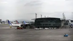 Bandara internasional La Aurora tutup akibat abu vulkanik dari letusan gunung Fuego di Guatemala City, Minggu (3/6). Gunung berapi yang berada sekitar 40 km di barat daya Guatemala City itu memuntahkan asap dan abu hitam ke langit. (AFP/JOHAN ORDONEZ)