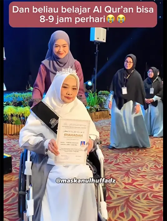 <p>Oki menceritakan momen haru sang ibu sakit di ruang ICU. Oki memberi semangat mengingatkan akan cita-cita sang ibu untuk wisuda tahfidz di bula September ini. [Instagram/maskanulhuffadz]</p>