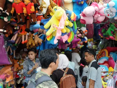 Kios boneka Ragunan dipadati pembeli, Jakarta, Minggu (27/12/2015). Pedagang mengaku omset penjualan pada Libur Natal kali ini melonjak 3x lipat dari pada biasanya. (Liputan6.com/Helmi Afandi)