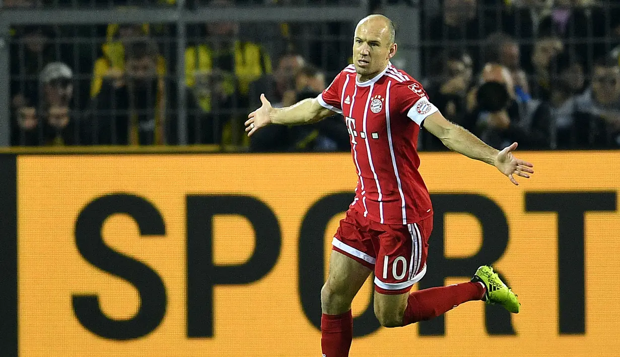 Arjen Robben merayakan golnya ke gawang Dortmund pada lanjutan Bundesliga di Signal Iduna Park, Dortmund, (4/11/2017). Bayern menang 3-1. (AP/Martin Meissner)
