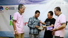 CEO PT SAM Element Indonesia Agustinus Rudy (kedua kanan) menyerahkan modul kit IoT kepada perwakilan peserta IoT Makers Creation di Tangerang, Kamis (25/7/2019). IoT di Tangerang mencoba platform lokal yang dikembangkan oleh SAM Element dalam workshop IoT Makers Creation 2019. (Liputan6.com/HO/Ady)