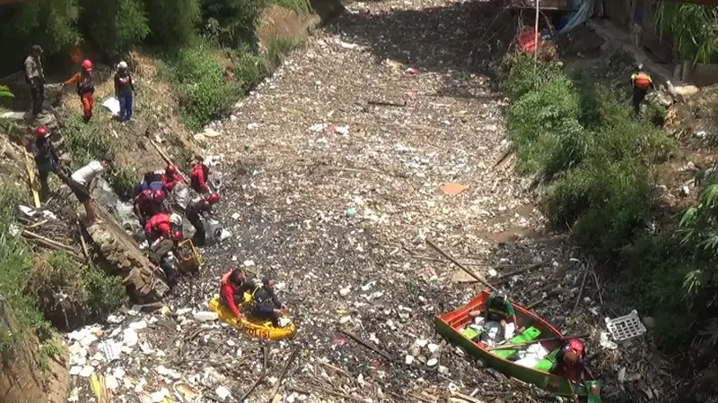 Relawan bersihkan lautan sampah di Kali Jambe, Bekasi