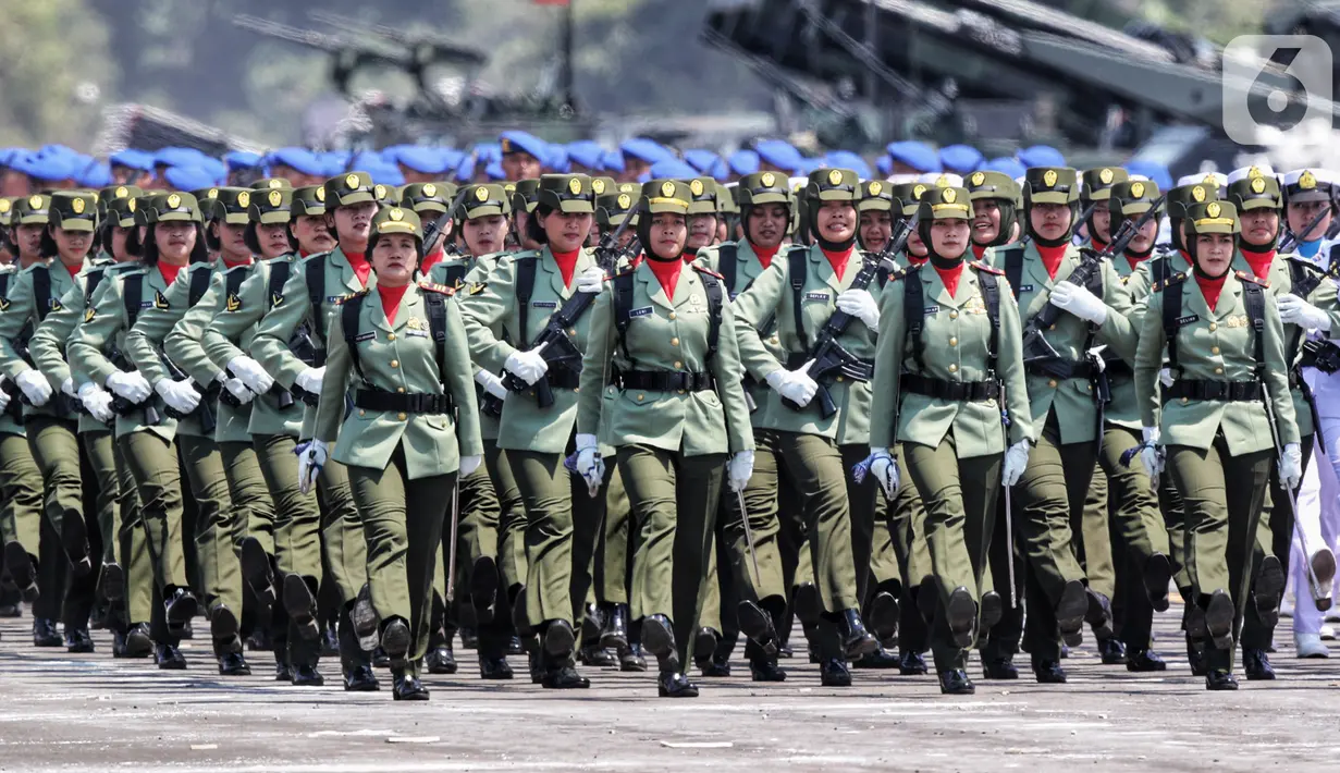 Prajurit wanita saat mengikuti parade upacara peringatan HUT ke-74 TNI di Taxy Way Echo Lanud Halim Perdanakusuma, Jakarta Timur, Sabtu (5/10/2019). HUT ke-74 TNI juga menampilkan sejumlah alat utama sistem persenjataan (Alutsista). (Liputan6.com/JohanTallo)