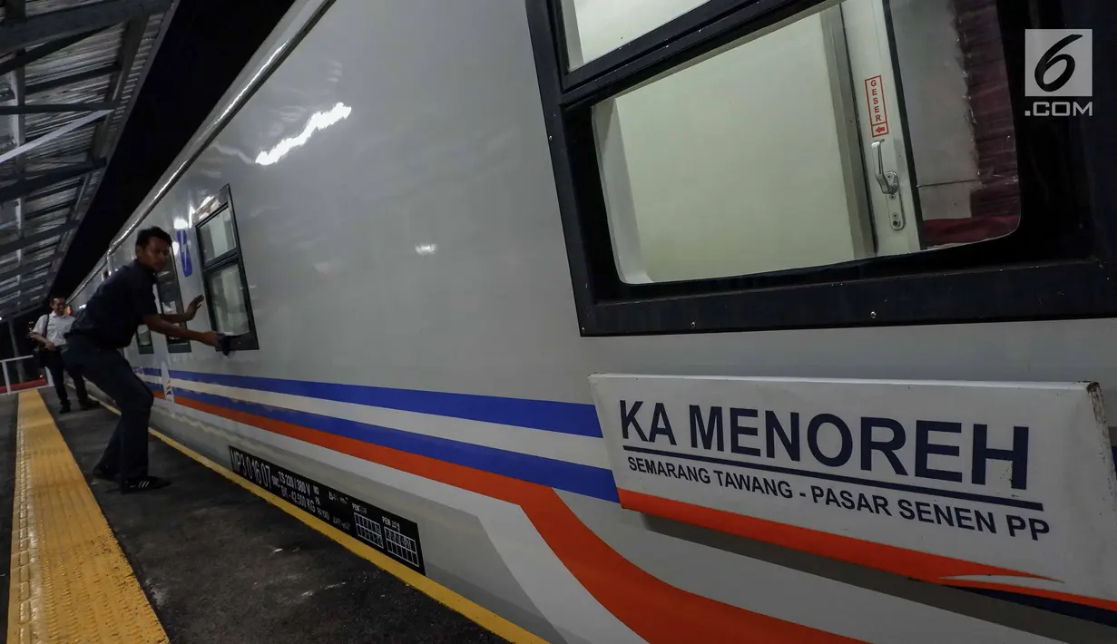Petugas membersihkan kereta Menoreh di Stasiun Jakarta Kota, Rabu (29/5/2019). PT KAI (Persero) difungsikannya Stasiun Jakarta Kota yang berlokasi di kawasan Kota Tua, Jakarta, sebagai stasiun keberangkatan dan kedatangan kereta api jarak jauh. (Liputan6.com/Faizal Fanani)