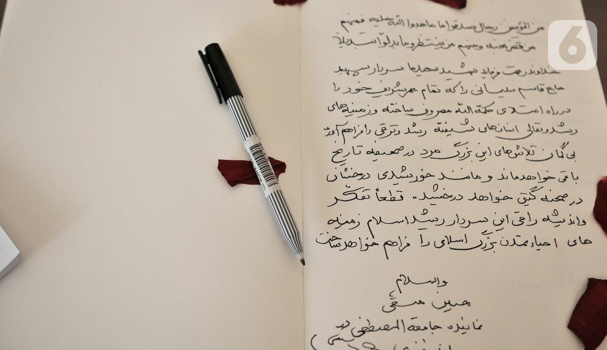 Memo belasungkawa untuk Panglima Garda Revolusi Iran Jenderal Qasem Soleimani terlihat di Kedubes Iran, Jakarta, Selasa (7/1/2020). Kedubes Iran membuka kunjungan bagi warga Indonesia untuk mengucapkan belasungkawa atas kepergian Jenderal Qassim Sulaimani. (merdeka.com/Iqbal S. Nugroho)
