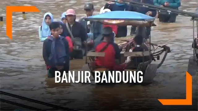 Aliran Sungai Citarum yang meluap membuat jalur utama menuju kota Bandung terputus.