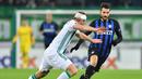 Pemain Inter Milan Mathias Vecino mencoba melewati pemain Rapid Wina pada leg 1, 32 besar Liga Europa yang berlangsung di stadion Allianz, Wina, Jumat (15/2). Inter Milan menang 1-0 atas Rapid Wina. (AFP/Joe Klamar)