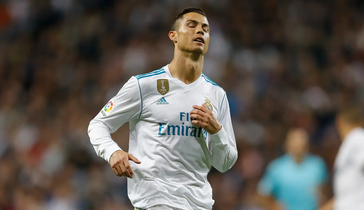 Pemain Real Madrid, Cristiano Ronaldo menutup matanya disela lanjutan La Liga pekan kesembilan ketika menjamu Eibar di Stadion Santiago Bernabeu, Minggu (22/10). Madrid menang tiga gol tanpa balas. (AP/Francisco Seco)