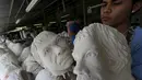 Seorang penjual topeng gembong narkoba "El Chapo" Guzman memamerkan barang dagangannya disebuah toko di kota Meksiko, Kamis (15/10/2015). "El Chapo" Guzman terkenal setelah melarikan diri dari penjara. (REUTERS/Henry Romero)