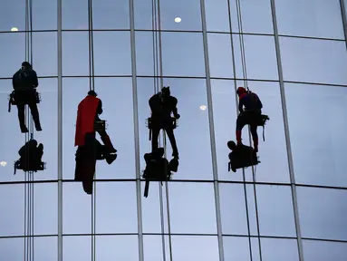 Tokoh superhero Captain America, Superman, Batman dan Spiderman membersihkan kaca jendela kamar di sebuah rumah sakit di Birmingham, Alabama, Rabu (11/10). Mereka bergelantungan di luar jendela dengan mengenakan kostum. (AP Photo/Brynn Anderson)