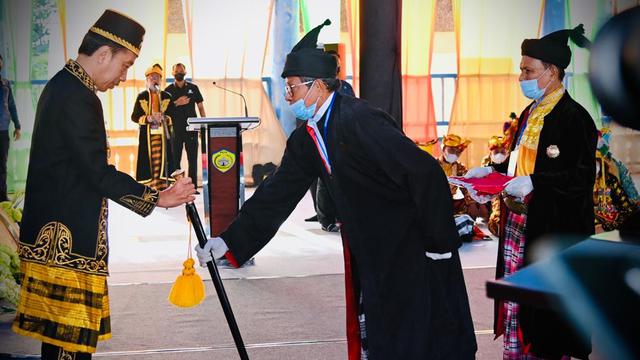 Presiden Jokowi mendapat Gelar Kehormatan Adat Kesultanan Buton, Sulawesi Tenggara, Selasa (27/9/2022)