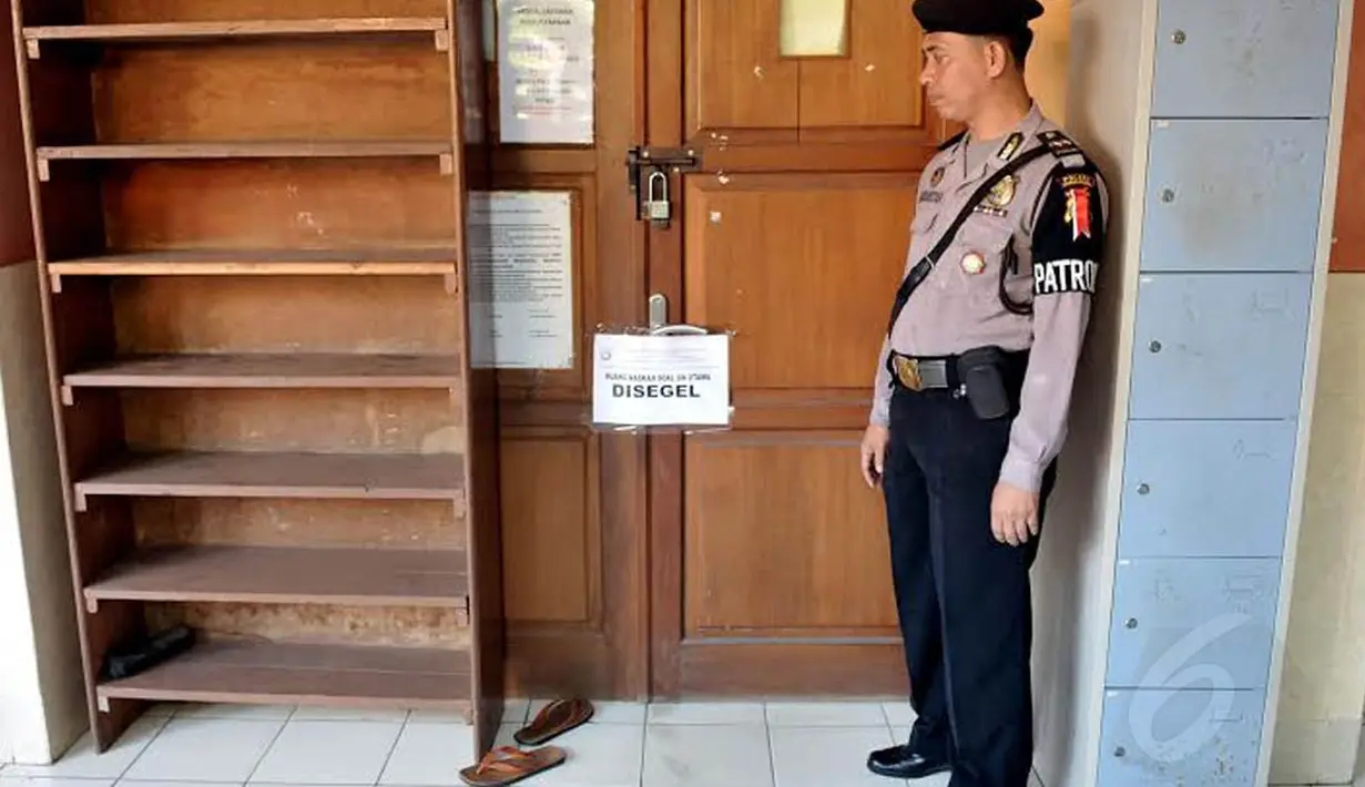 Pemerintah bekerja sama dengan pihak kepolisian untuk menjaga ruang penyimpanan soal di beberapa sekolah, seperti SMPN 45 dan SMPN 214 Jakarta (Liputan6.com/Johan Tallo)