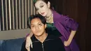 <p>Ia juga menambahkan detail-detail seperti coretan pada wajahnya. Tak hanya sendiri, ia juga mengajak sang kekasih, Rizky Febian. [Foto: instagram.com/mahaliniraharja]</p>