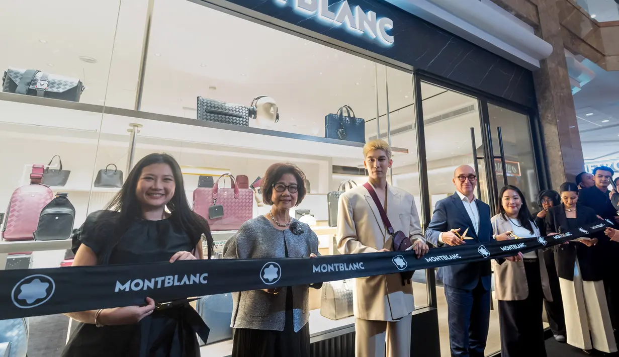 Kedatangannya sempat membuat para penggemar bertanya-tanya. Akirnya terjawab sudah karena ia terlihat hadir pada acara Montblanc Plaza Senayan Butik Grand Opening Ceremony.  [ Foto: dok Montblanc ]