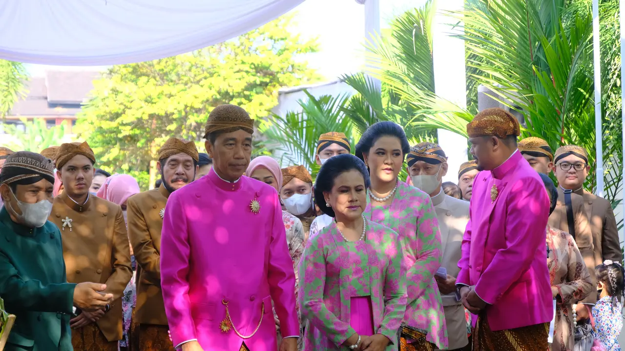 Iriana Jokowi Sirami Kaesang Pangarep dengan Balutan Kebaya dan Sandal Heels Seharga Rp11jutaan di Siraman Kaesang Pangarep