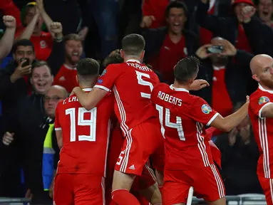 Para pemain Wales merayakan gol yang dicetak Gareth Bale ke gawang Azerbaijan pada laga Kualifikasi Piala Eropa 2020 di Cardiff City Stadium, Cardiff, Jumat (6/9). Wales menang 2-1 atas Azerbaijan. (AFP/Geoff Caddick)
