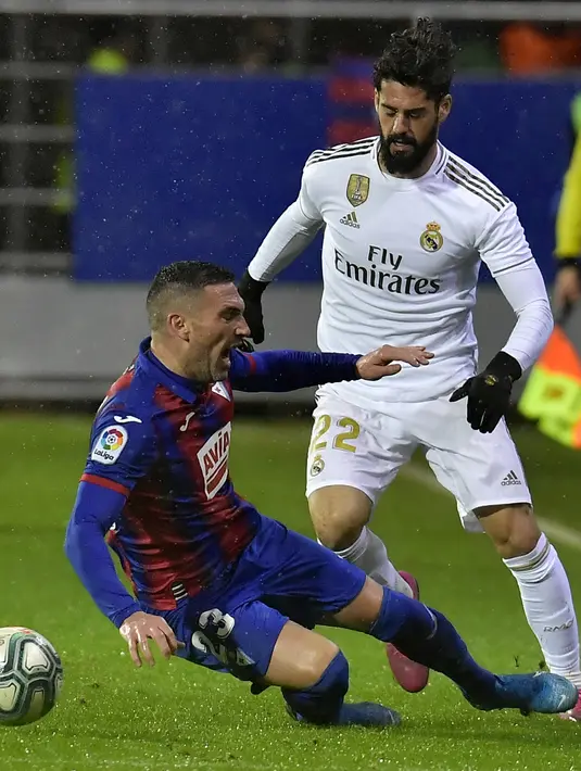 Gelandang Real Madrid, Isco berusaha melewati pemain Eibar, Anaitz Arbilla pada pertandingan lanjutan Liga Spanyol di  stadion Ipurua (9/11/2019). Real Madrid menang telak 4-0 atas Eibar. (AP Photo/Alvaro Barrientos)