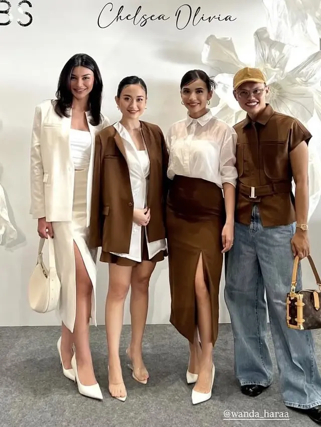 Artis Tampil dengan Gaya Office Look dari Koleksi Busana Chelsea Olivia.