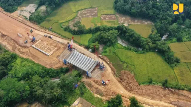 Kementerian Pekerjaan Umum dan Perumahan Rakyat (PUPR) melalui Direktorat Jenderal Bina Marga tengah menyelesaikan pembangunan infrastruktur jalan tol Serang-Panimbang sepanjang 83,67 km