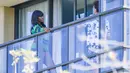 Petenis Amerika Serikat, Venus Williams, berpose saat pemotretan di balkon hotel di Adelaide, Australia, Jumat (22/1/2021). Venus Williams melakukan karantina selama dua minggu sebelum mengikuti ajang Australia Terbuka 2021. (AFP/Brenton Edwards)
