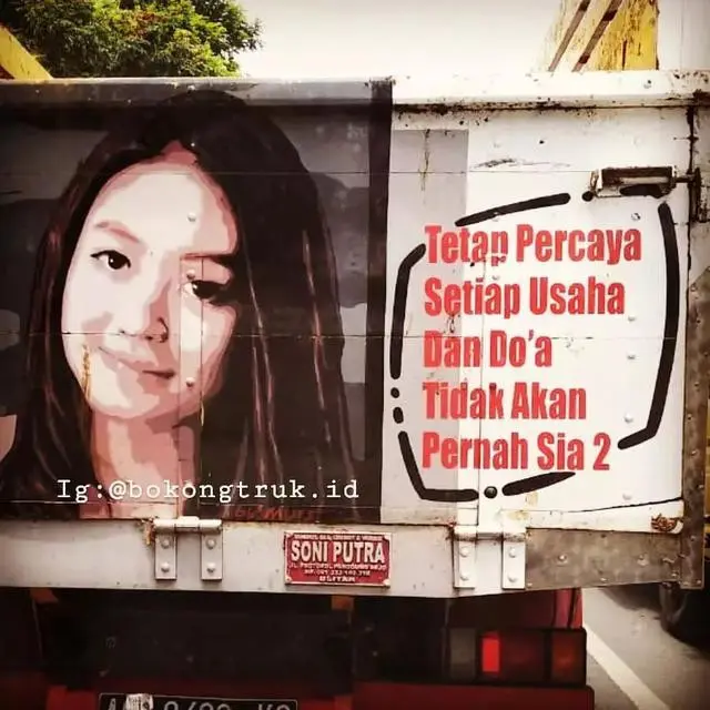 Kumpulan Potret Artis dengan Kata-Kata Bijak Menghiasi Belakang Truk (ist)
