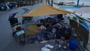 Para pengungsi yang melarikan diri dari serangan udara Israel di Dahiyeh, pinggiran selatan Beirut, beristirahat di tepi pantai Beirut, Lebanon, Jumat 6 Maret 2026. Ratusan orang di Beirut, Lebanon, terpaksa tidur di tepi pantai dan trotoar dengan kondisi seadanya. (AP Photo/Hussein Malla)