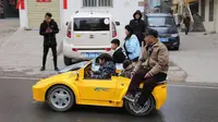 Guo Liangyun membuat Lamborghini mini bertenaga listrik untuk cucuknya pergi ke sekolah.