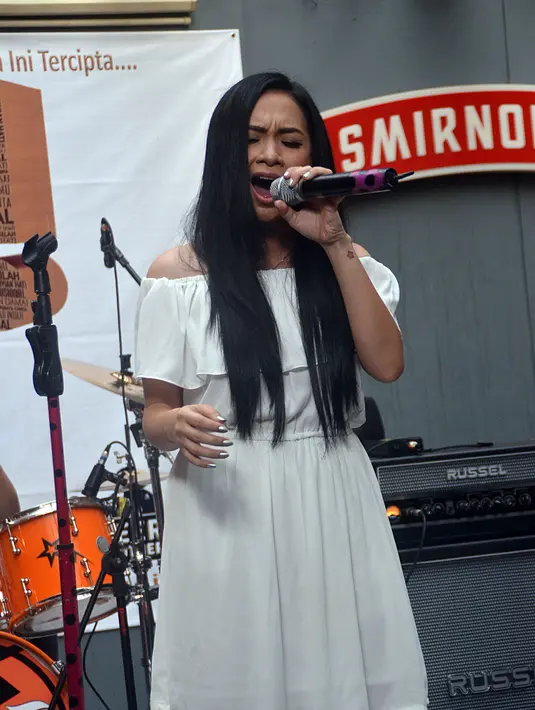 Ada 11 lagu di album ini dan semuanya merupakan lagu baru. Ronny menambahkan bahwa banyak perjuangan yang dilakukan Cokelat ketika akhirnya mampu menggelontorkan album dengan formasi hanya bertiga. (Deki Prayoga/Bintang.com)