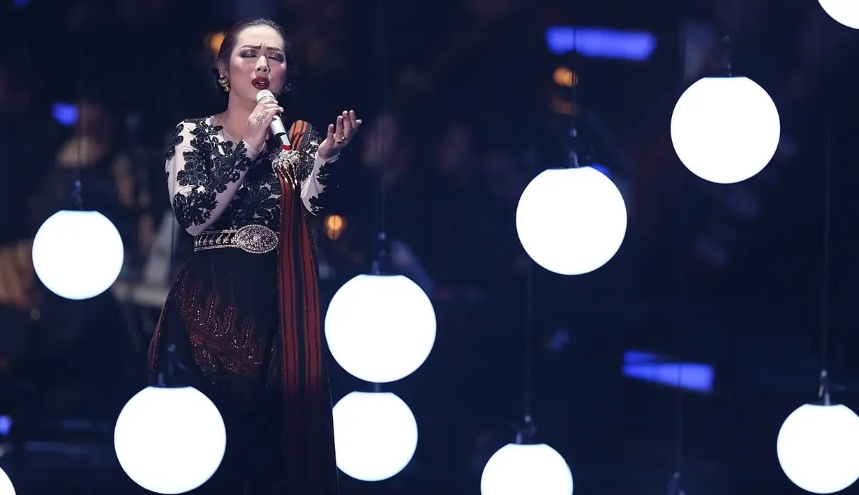 Soimah menjadi salah satu pengisi acara untuk menghibur pemirsa Indosiar. Soimah tampil dengan kebaya, kain batik dan rabutnya di sanggul. (Bambang E Ros/Bintang.com)