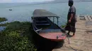 Menuju kuburan ini, wisatawan harus naik jukung (perahu) dari Dermaga Kedisan. (Liputan6.com/Herman Zakharia)