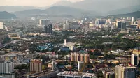 Pemandangan Kuala Lumpur, Malaysia, 8 Agustus 2020. Berawal dari kota penambang timah, kini Kuala Lumpur dikenal luas berkat sejumlah bangunan ikonisnya, termasuk Menara Kembar Petronas. (Xinhua/Zhu Wei)