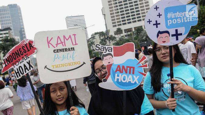 Massa yang tergabung dalam Siber Kreasi mengadakan kampanye anti hoax saat Car Free Day di Sudirman, Jakarta, Minggu (9/12). Siber Kreasi mengajak masyarakat untuk lebih cermat dalam membaca dan menyebarkan berita di medsos. (Liputan6.com/Faizal Fanani)