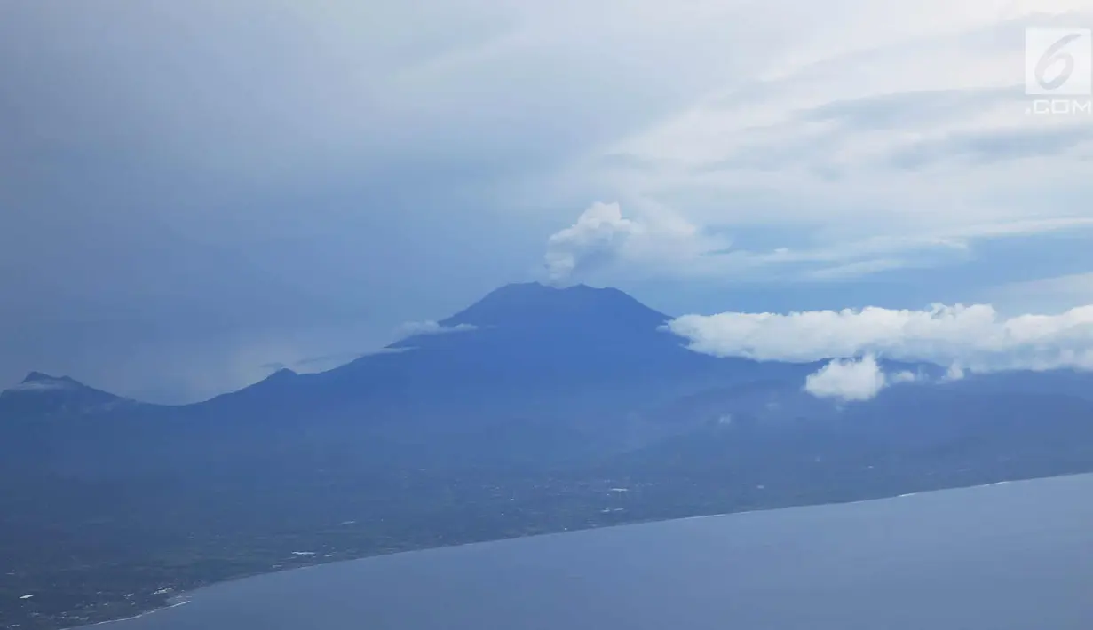 Kondisi Gunung Agung terlihat dari udara, Bali, Kamis (30/11). Penurunan asap ini, kemungkinan karena ada infusi lava di dalam kawah dan gunung setinggi 3.142 mdpl ini sedang dalam fase istirahat sejenak. (Liputan6.com/Immanuel Antonius)