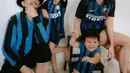 Yang ini juga anti-mainstream, keluarga Sharena dan Ryan Delon fans liga Italia. Mereka kompak pakai jersey Inter Milan yang ikonis ini. [Instagram.com/mrssharena]