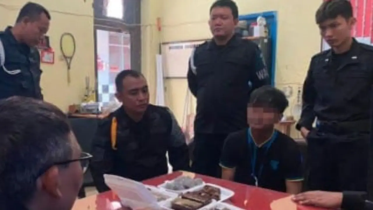 Petugas Lapas  Situbondo  mengamankan pelaku penyeludupan  pil koplo dalam lapas (Istimewa)
