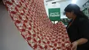 Pengunjung melihat hasil karya batik di Rumah Batik Palbatu di kawasan Jakarta Selatan, Senin (29/9/2025). (Kapanlagi.com/Budy Santoso)