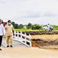 Presiden Jokowi meninjau lokasi pengembangan food estate atau lumbung pangan nasional dalam kunjungan kerja ke Provinsi Kalimantan Tengah, Kamis (9/7/2020). (Foto Biro Pers Istana)