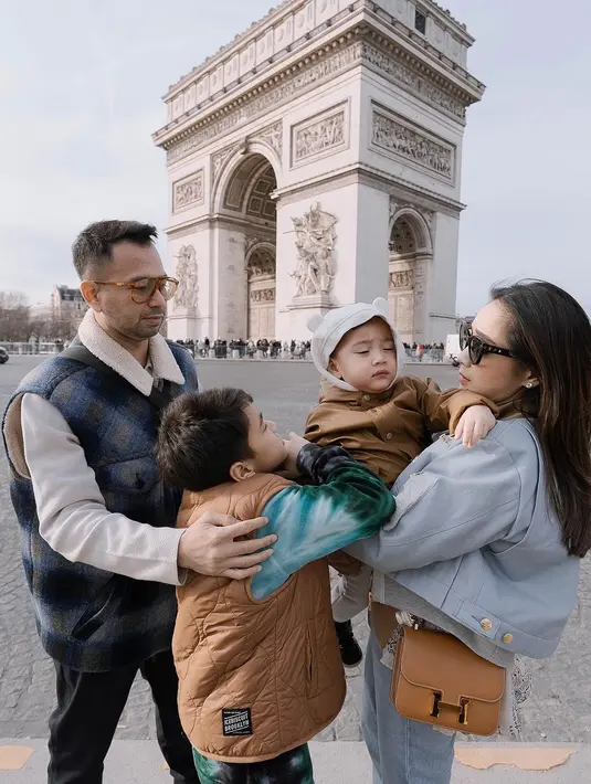 Raffi Ahmad menyebut dalam pemotretan bersama dua anak laki-lakinya yang awalnya mesra, berakhir dengan berantem. [Instagram/raffinagita1717]