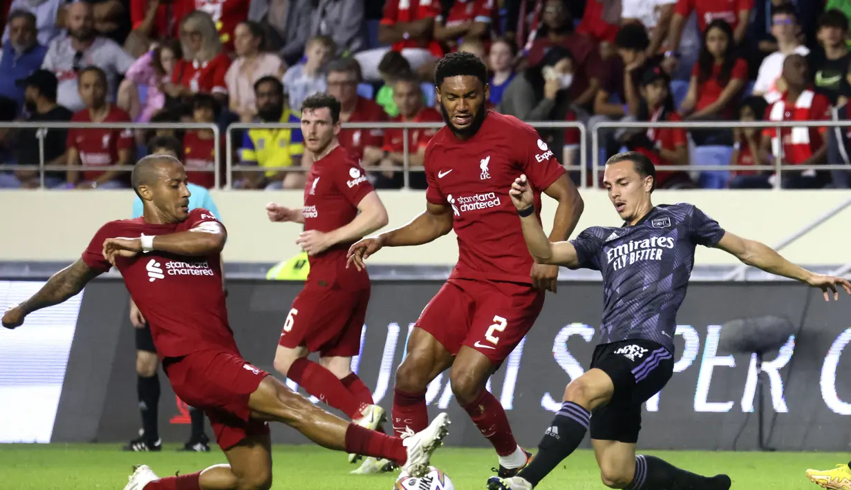 Gelandang Liverpool, Thiago Alcantara (kiri) mencoba menghentikan pemain tengah Lyon, Maxence Caqueret (kanan) selama pertandingan Dubai Super Cup 2022 di Al Maktoum Stadium, Uni Emirat Arab, Minggu (11/12/2022). Lyon menang atas Liverpool 3-1. (AFP/Karim Sahib)