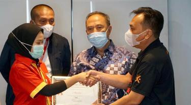 Pegawai Alfamart di Sampora, Cisauk, Tangerang, Amelia menerima hadiah kenaikan jabatan dari perusahaannya