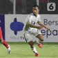 Pemain Timnas Indonesia U-19, M Supriadi (kiri) berebut bola dengan pemain Timor Leste, Jaimito Antonio Soares pada laga kualifikasi Grup K Piala AFC U-19 2020 di Stadion Madya Gelora Bung Karno, Jakarta, Rabu (6/11/2019). Indonesia unggul 3-1. (Liputan6.com/Helmi Fithriansyah)