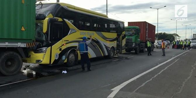 VIDEO: Tabrakan Beruntun Tol JORR, Sopir Bus Terjepit