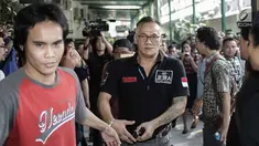 Aktor senior Tio Pakusadewo saat tiba di Pengadilan Negeri Jakarta Selatan, Senin (30/4). Tio Pakusadewo kembali menjalani persidangan kasus dugaan penyalahgunaan narkotika dengan agenda pembacaan dakwaan. (Liputan6.com/Faizal Fanani)