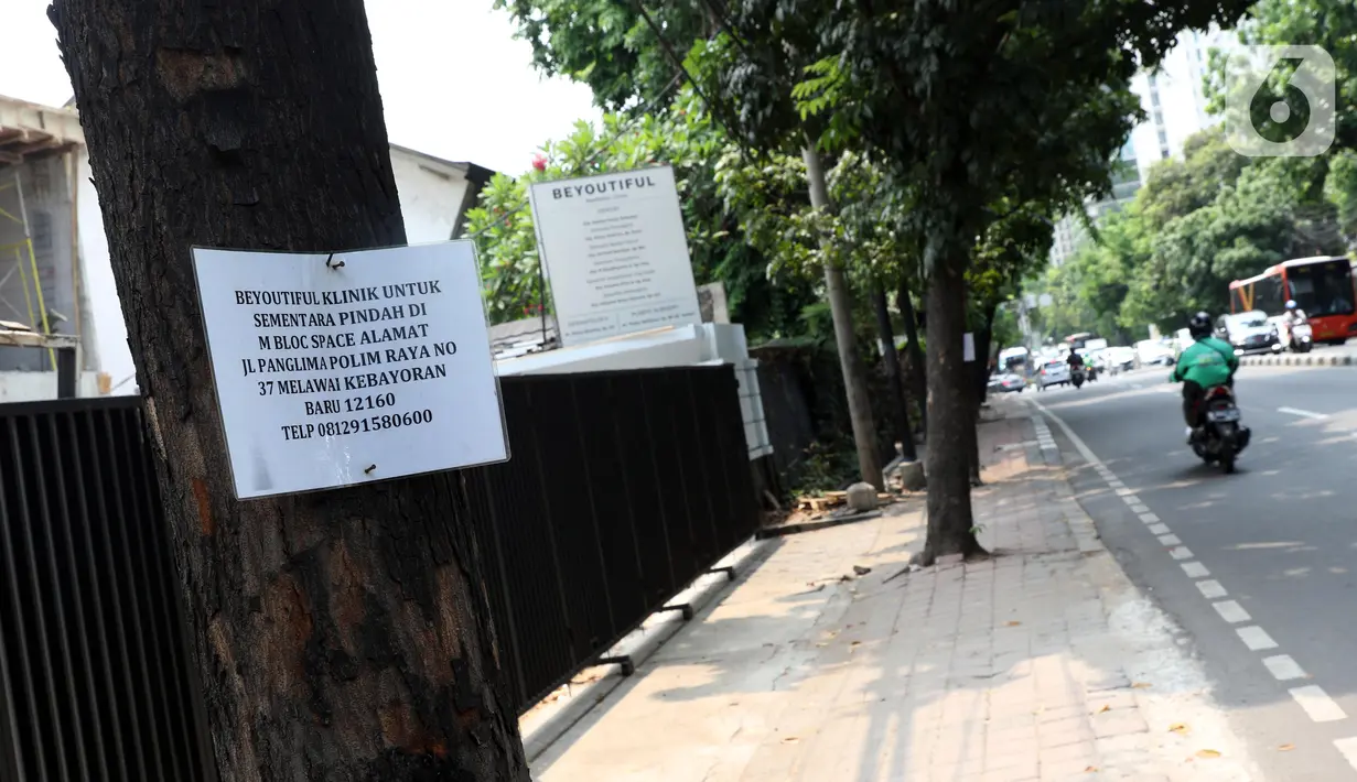Lembaran informasi kepindahan dipaku di batang pohon di kawasan Pakubuwono, Jakarta, Kamis (21/11/2019). Setiap 21 November diperingati sebagai Hari Pohon Sedunia, hal ini untuk mengingatkan masyarakat akan manfaat tanaman bagi kehidupan dan pelestarian lingkungan. (Liputan6.com/Helmi Fithriansyah)