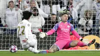 Gelandang Real Madrid,  Isco, mencetak gol ke gawang Manchester City pada laga liga Champions di Stadion Santiago Bernabeu, Rabu(26/2/2020). Manchester City menang dengan skor 2-1. (AP/Manu Fernandez)